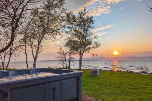 Chalet #2 Waterfront with Spa, Fireplace Wifi & AC