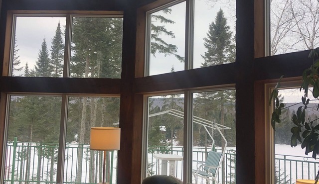 Chalet Paisible au Bord du lac en Plein Coeur de la Nature sur un Domaine Boisé