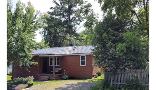 Chalet Lac Brome, close to the lake with fireplace in the living room and swimming pool