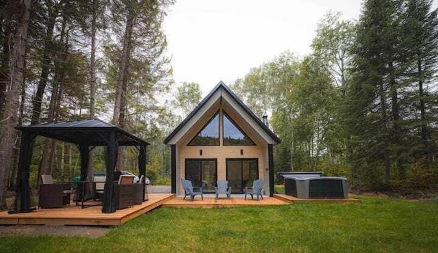 Chalet Le Bébé Falaise, waterfront!
