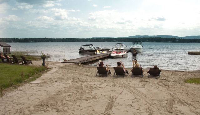 Chalet Le Tricia on the edge of the lake