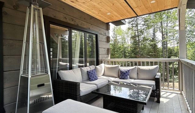 Chalet St-Aubin : Luxurious Lakeside Log Home