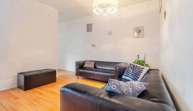 🍁 Charmant Appart Rustique | 7 Couchages| Métro Parc & Parc Jarry. Pet friendly