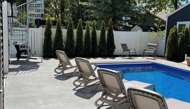 Charming 1-bed/2 bath Cottage WiFi,AC, Beach, Pool, Fireplace Pool Table, Ping