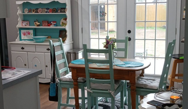 Charming 2-bedroom house in delightful Grandyle Village with AC