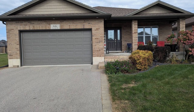 Charming 3-bedroom bungalow in Ingersoll. Perfect for extended stay!