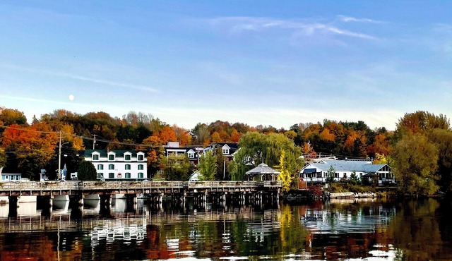 Charming 3-bedroom home overlooking Lac Massawippi in North Hatley.