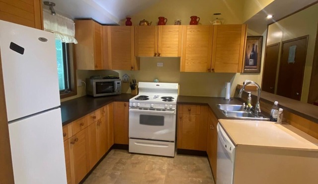 Charming 3 bedrooms cottage. Steps to beach in fabulous Grand Bend