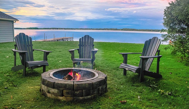 Charming 4-bedroom cottage in Kawartha Lakes with WiFi, AC