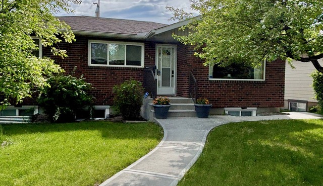 Charming 4-bedroom bungalow in Serene UofC Neighbourhood, Minutes from Downtown