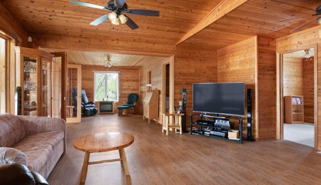 Charming 4-bedroom cabin on water in wonderful Petersfield with WiFi and TV