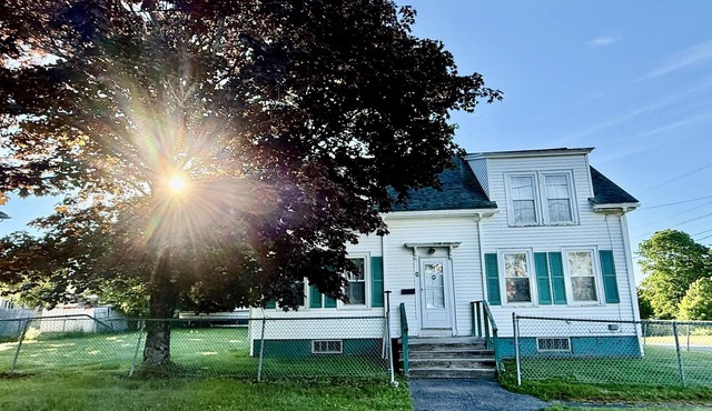 Charming 4-bedroom in the heart of Eastport, comfort for eight with full yard