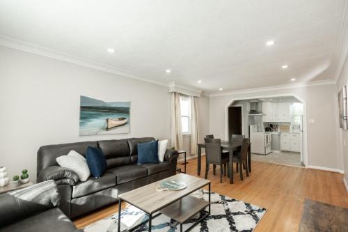 Charming 4BR Barrie Retreat with Backyard