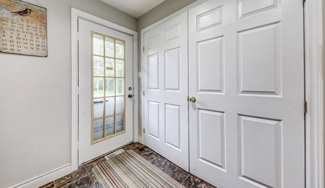 charming 5 br cottage,hotub,lake acess