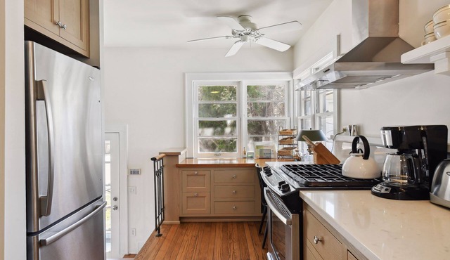 Charming bead-board Cottage in Historic Excelsior on Lake Minnetonka