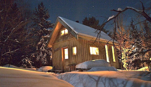Charming Cabin Rental on Deer Lake in Ontario, Canada