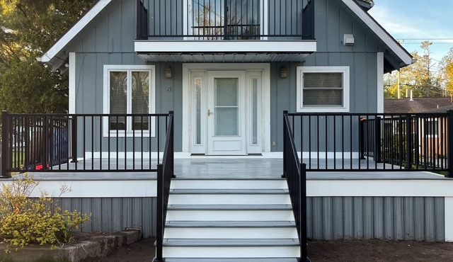Charming cottage on Crooked Lake - the ideal retreat for families & friends!