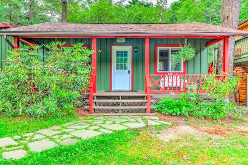 Charming Forest Cabin with a Hammock near Delaware Water Gap National Recreation Area, Pennsylvania in Canadensis