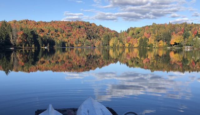 Charming lakeside cottage with large deck and indoor sauna, 20 m to Tremblant