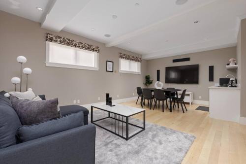Charming Luxury Home near DT and Lonsdale Quay