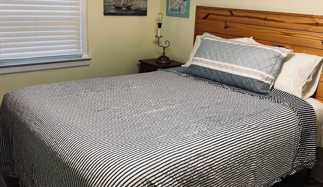 Charming, nautical themed 1-bedroom upstairs apartment in Washington ,NC