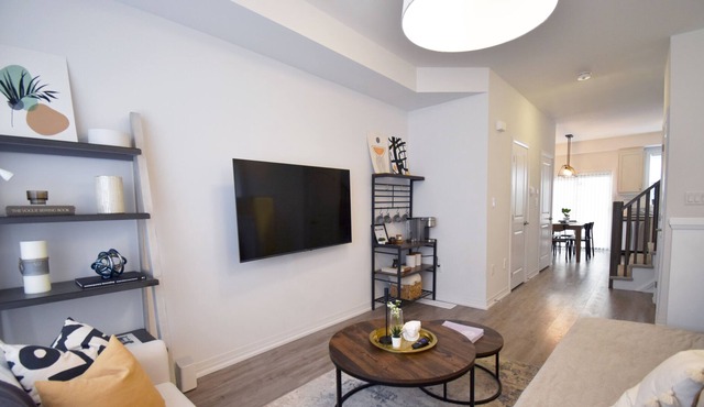Charming newly-built retreat, minutes to beachfront!