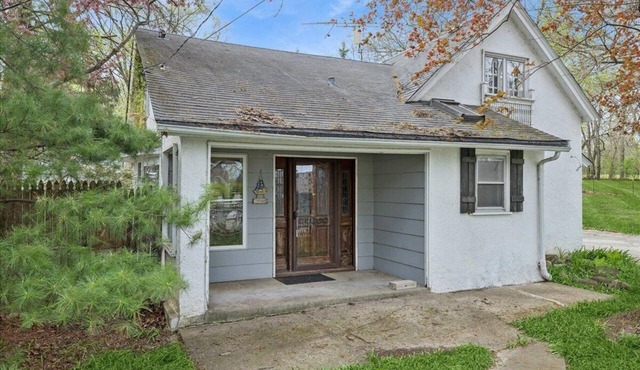 Charming Old World Cottage, Pistakee Bay