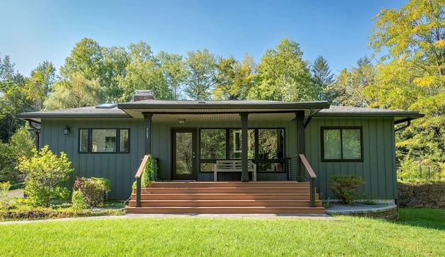 Charming Pet-Friendly Getaway with Deck & Nature Views in East Meredith, New York