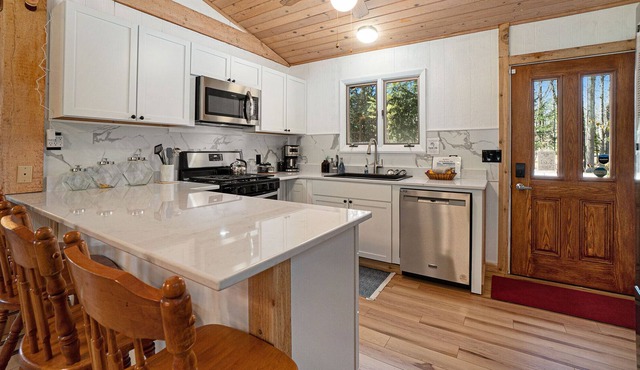 Charming Platte River Cottage Near Sleeping Bear