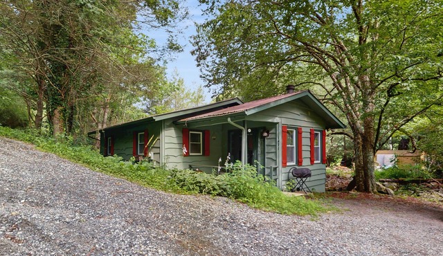 Charming Riverfront 2BR house with Full Kitchen and Wifi | Dog-Friendly