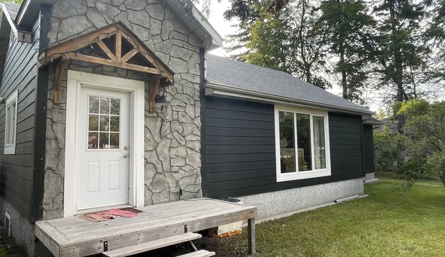 Charming Rustic 4 Season-Cottage in Gimli. Great for Hunting or fishing trips