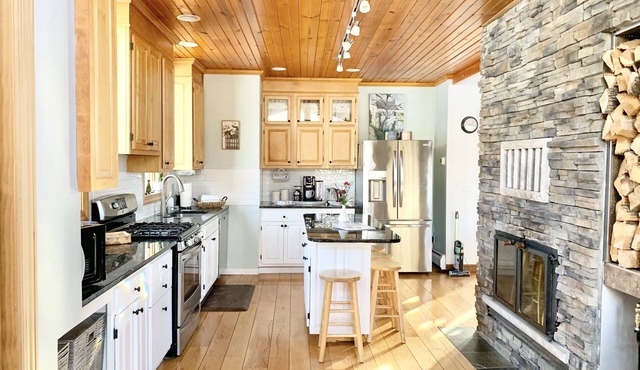 CHARMING & SPACIOUS retreat near shopping, restaurants & downtown St Paul.