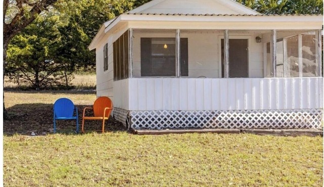 Charming studio in Mannsville OK, w/Starlink internet & cozy queen bed. in Ardmore