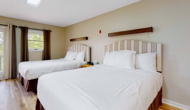 Charming Studio, Sleeps 4, Close to Douglas Lake in Baneberry