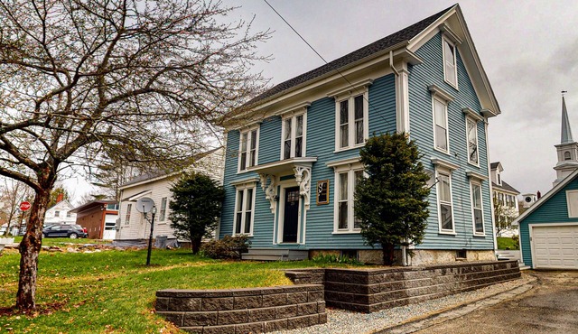 Charming upstairs duplex with fast WiFi, partial AC, & walkable location