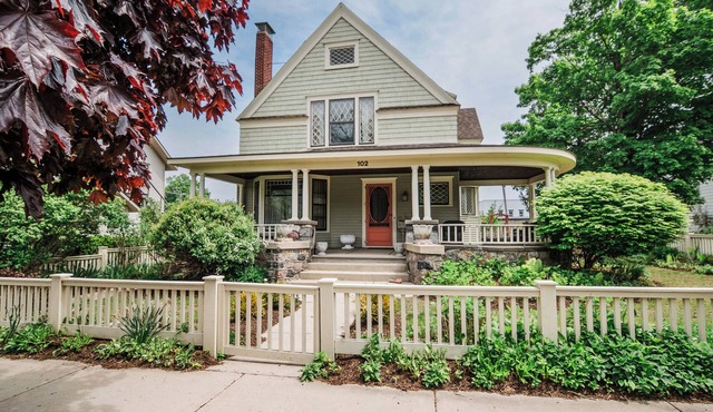 Chateau Charlevoix, Spacious Downtown Charlevoix Home – Perfect for Families & Weddings