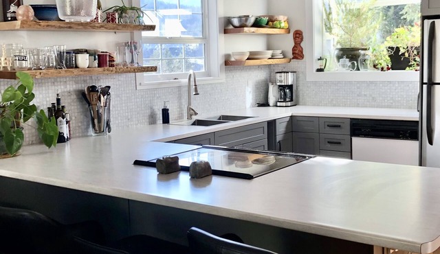 Cheerful 2 bedroom, large bright kitchen with cuddly kitties!