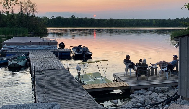 Cheerful new 3 bedroom cottage on the water with beautiful sunset view