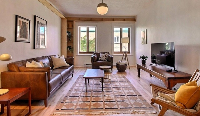 Chic 2-bedroom in trendy corner with terrace & king bed