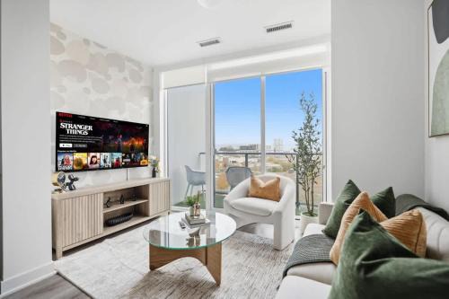 Chic 2BR Urban High-Rise Scenic City Views