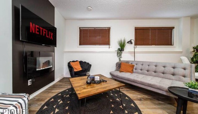 Chic Modern Vibes - KING Bed - Fireplace - Sleeps 4 - Wifi