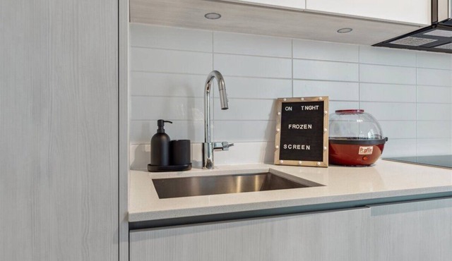 Chill Island - CN Tower Vibes downtown Toronto with 3 bedrooms & free parking!