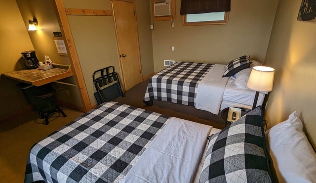 Chip-Wa Lodging Room 4
