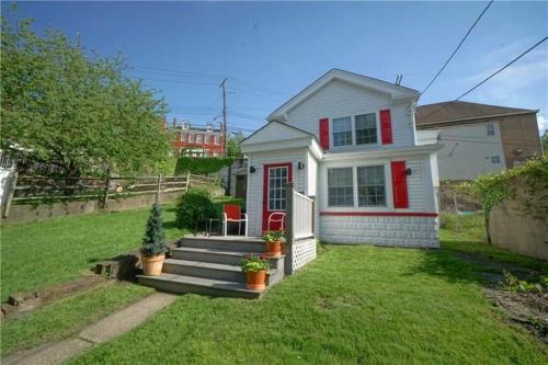 City Cottage with Yard Sleeps 8