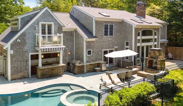 Clams & Shells: 252-Co High End Cotuit Waterfront, Pool & Dock, Bring your Boat! in Cotuit
