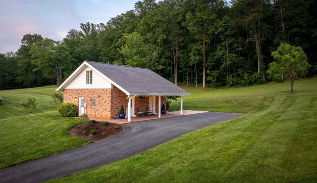 Clear Sky Cottage- Close to Cville, Monticello & Vineyards