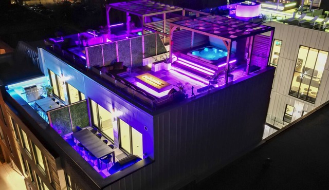 CLUBHAUS Premium Penthouse, Rooftop Hot Tub, Sleeps 14+