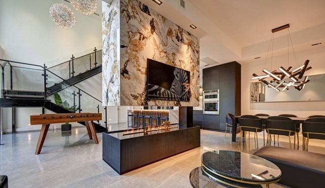 CLUBHAUS VIP Suite, Private Hot Tub, Sleep 16