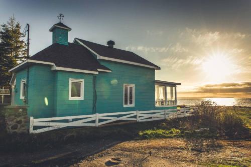 Coastal Charm with River View - La Capitainerie