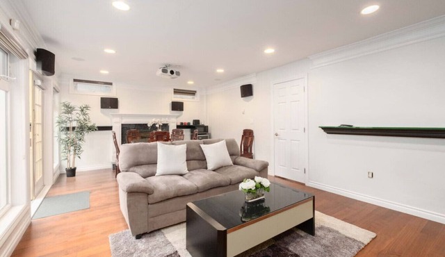 Comfort 2-BR Suite Near UBC– Private Entrance